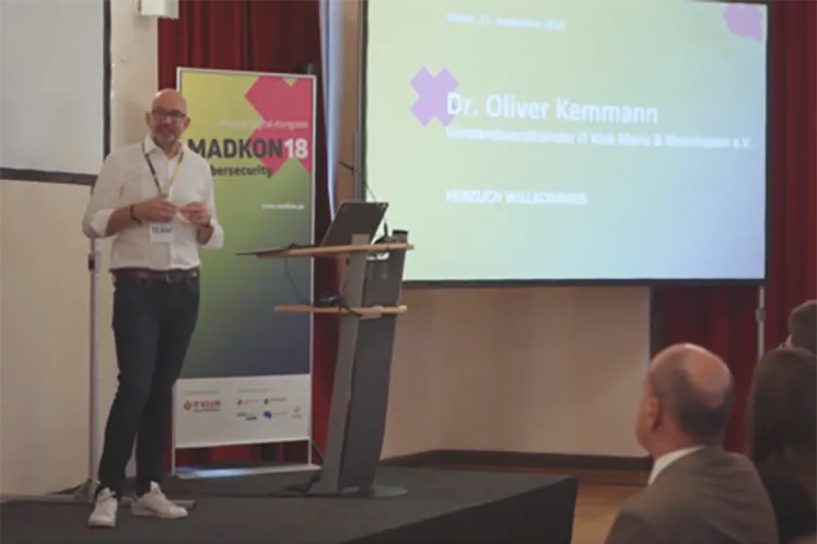 Gruppenfoto mit drei Sprechern bei der MADKON20