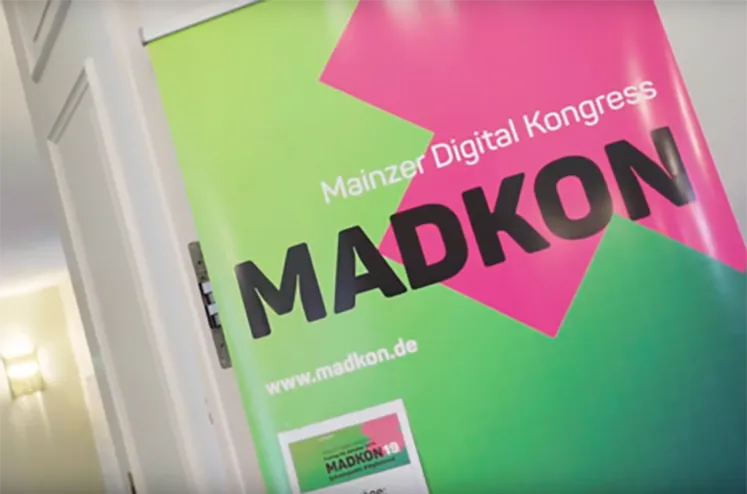 Gruppenfoto mit drei Sprechern bei der MADKON20