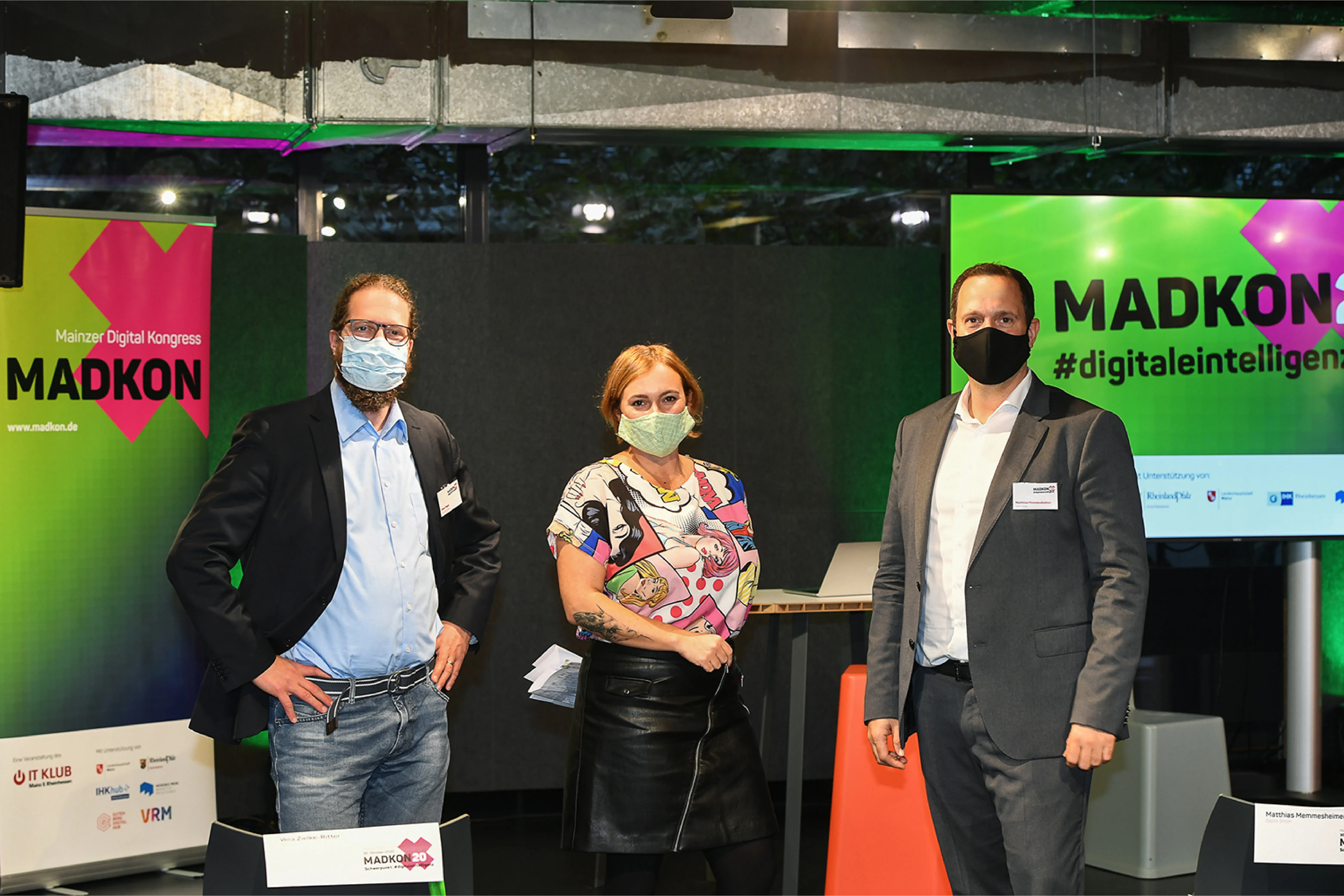 Gruppenfoto mit drei Sprechern bei der MADKON20