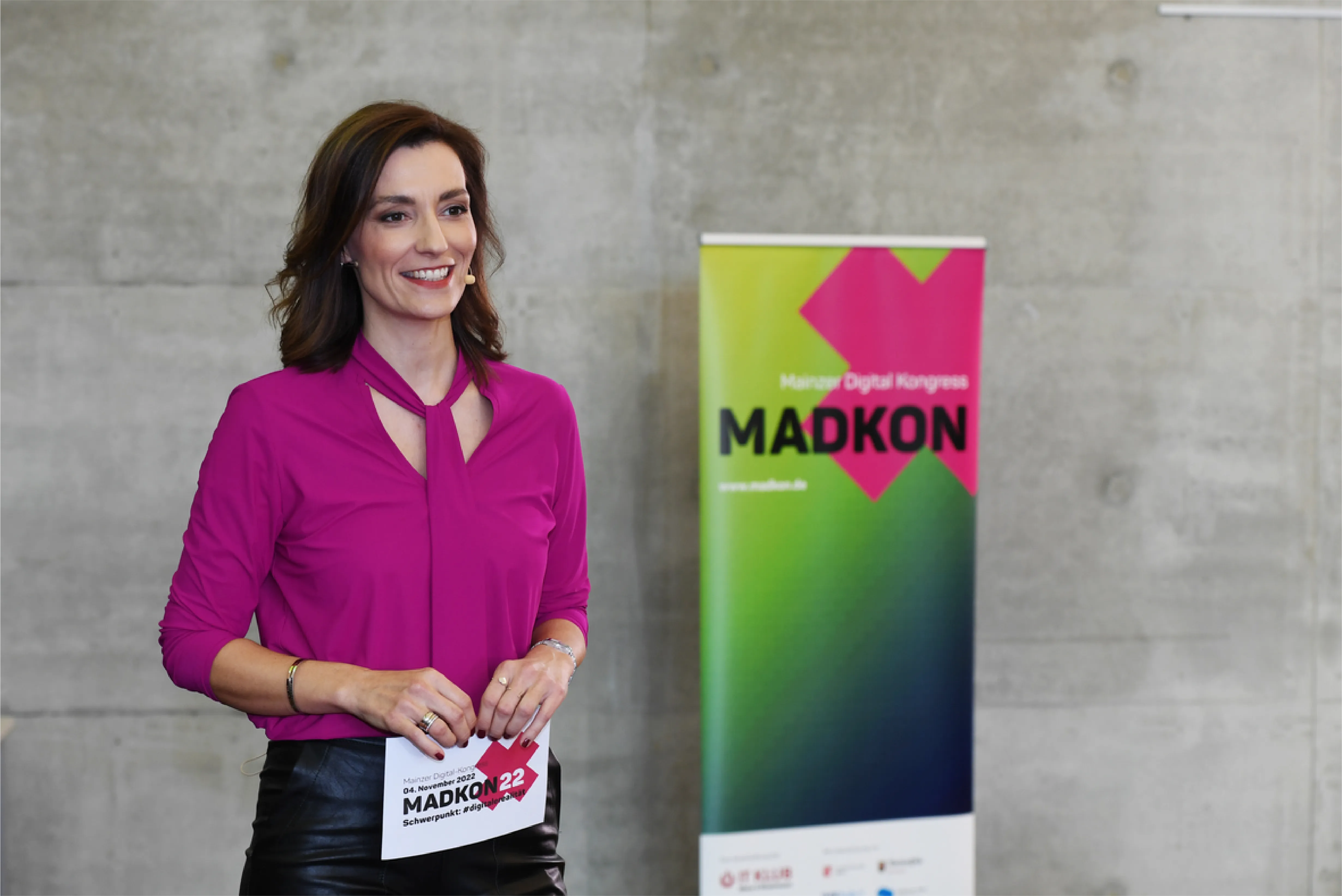 Moderatorin bei der MADKON22 mit mit Moderationskarten in der Hand