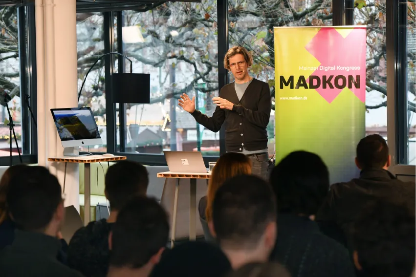 Präsentation bei der MADKON23 mit einem Sprecher vor Publikum