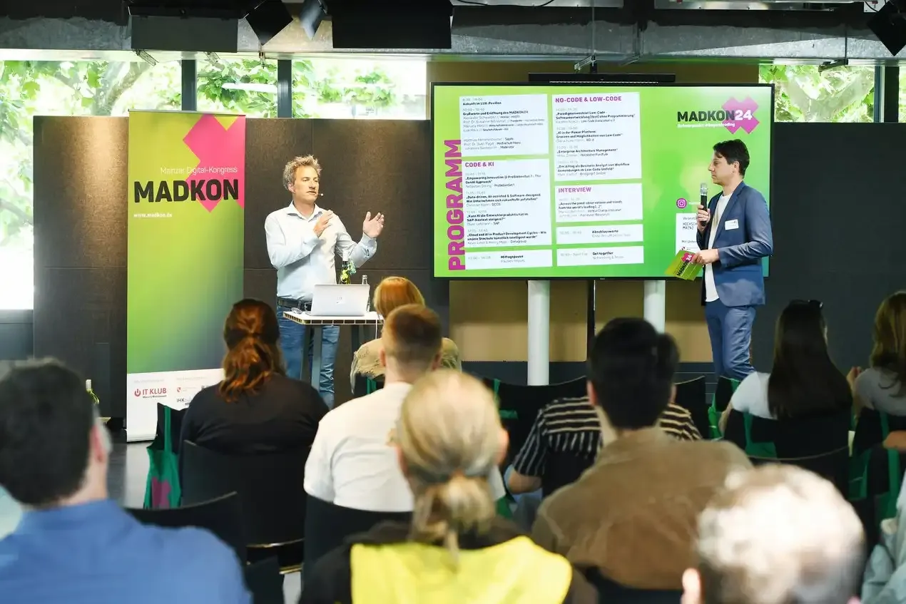 Präsentation bei der MADKON24 mit zwei Sprechern vor Publikum