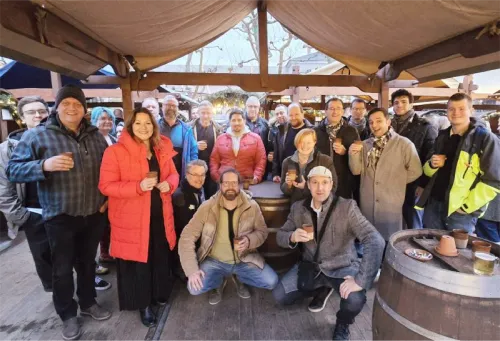 Saal des Start Up Treff Summits voll mit Personen, die auf den Redner schauen