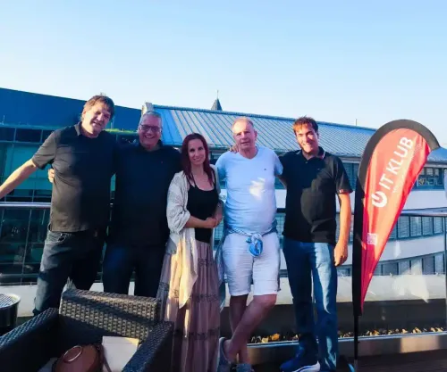 Gruppenbild auf dem Dach bei strahlend blauem Himmel