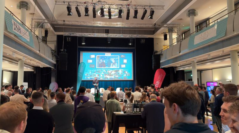 Saal des Start Up Treff Summits voll mit Personen, die auf den Redner schauen