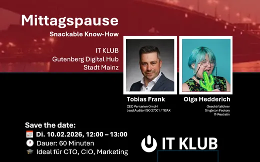 Laptop auf einem Tisch mit Kaffee – Online-Webinar in der Mittagspause