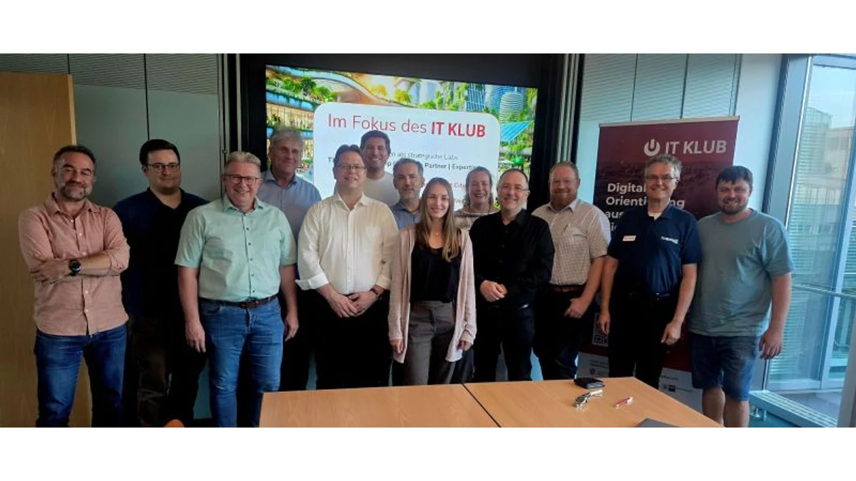Gruppenfoto der Teilnehmenden beim Kickoff der Fokusgruppe Smart City im Stadthaus Mainz