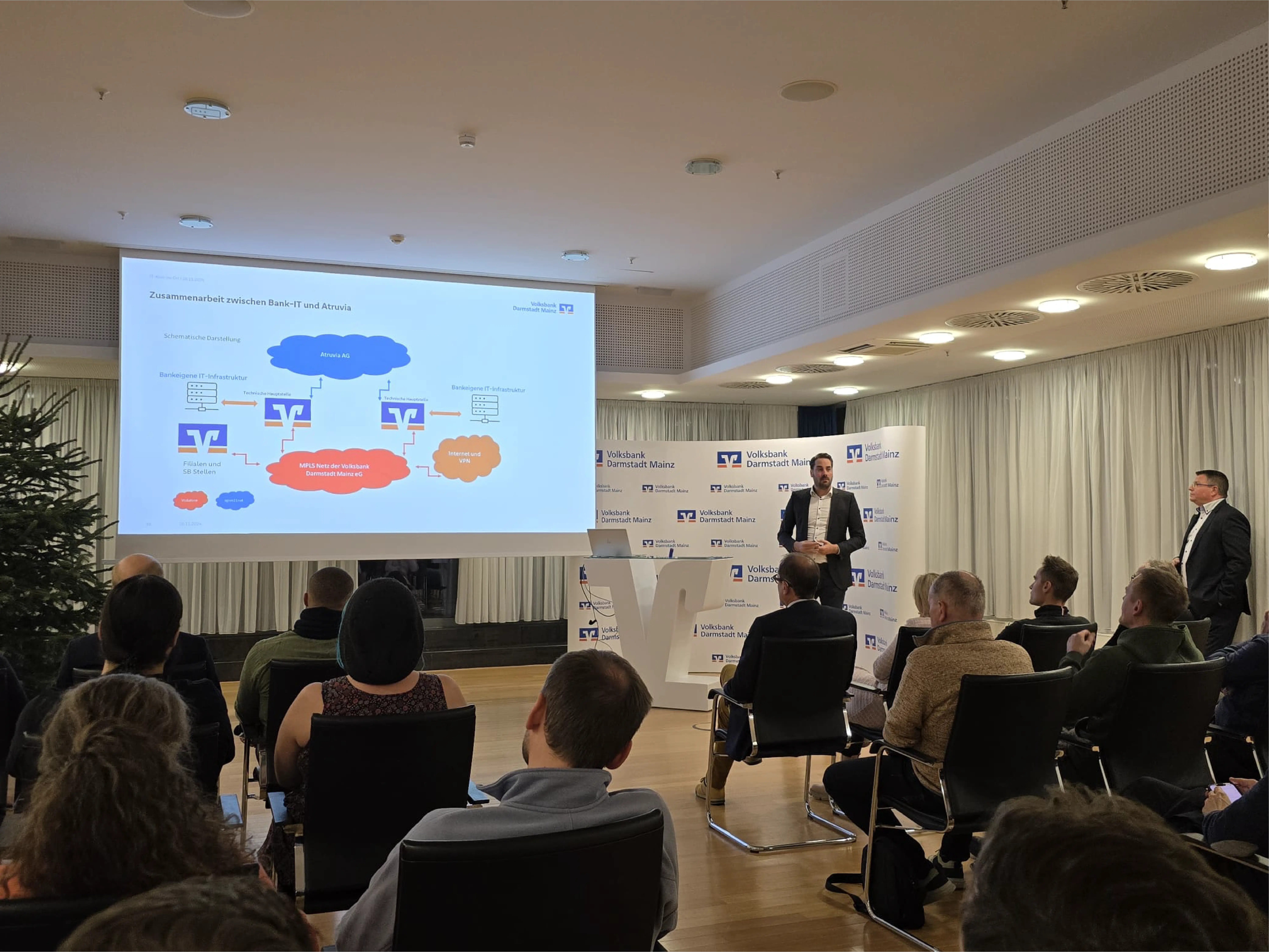 Foto eines Vortrages beim IT Klub vor Ort der Volksbank Darmstadt Mainz