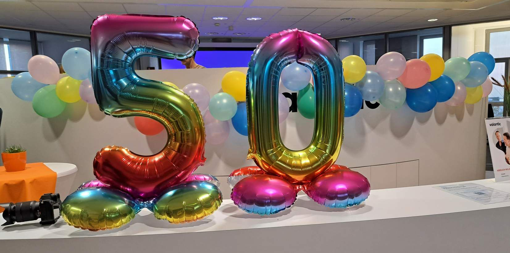 Die zwei bunten Ballons, die die Zahl 50 bilden, in Großaufnahme. Dahinter noch mehr Ballons.