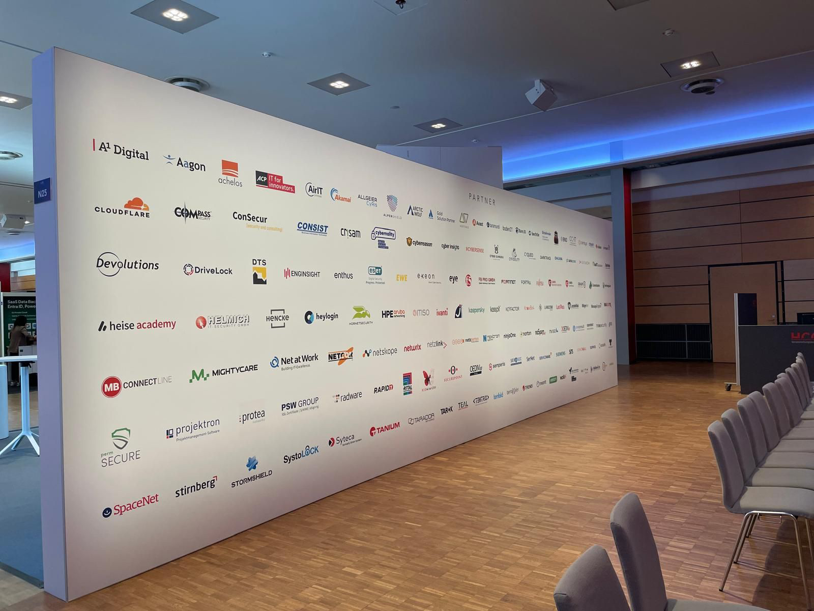 Im Inneren der secIT: weiße Wand mit Logos der Partner