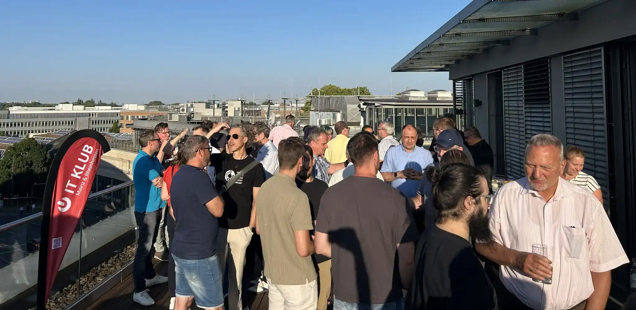 Bild der Menschenmenge auf dem Dach bei strahlend blauem Himmel
