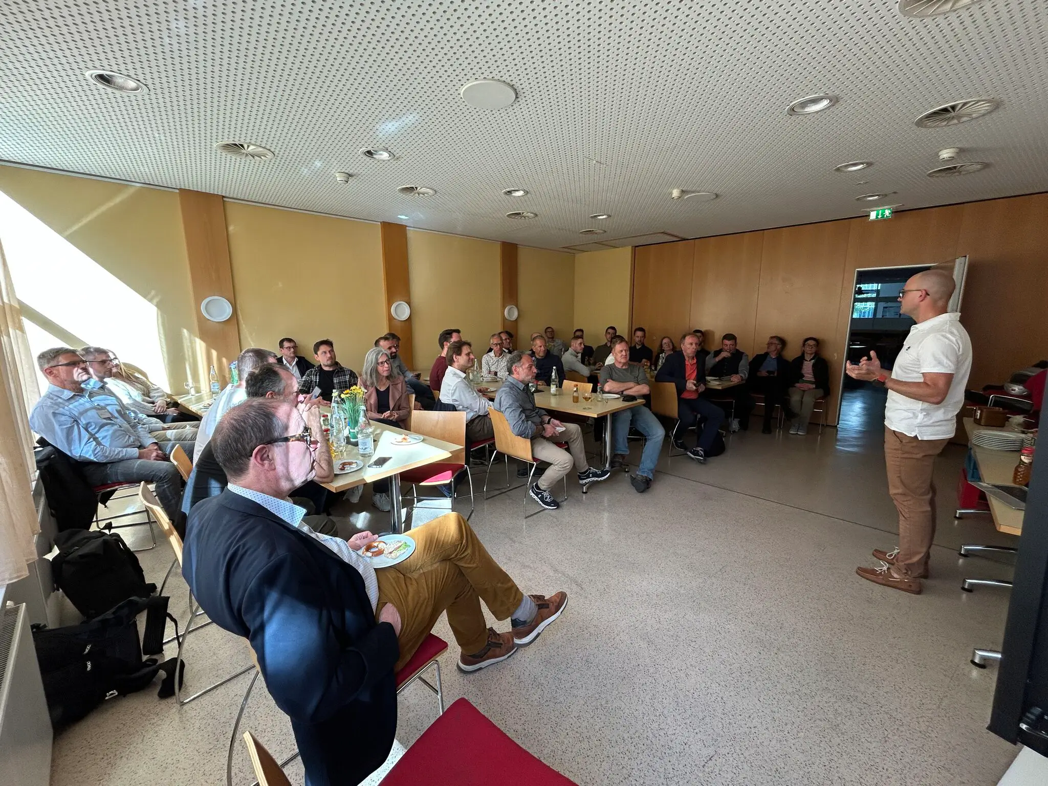 Foto des Publikums, wie es gebannt dem Vortrag lauscht