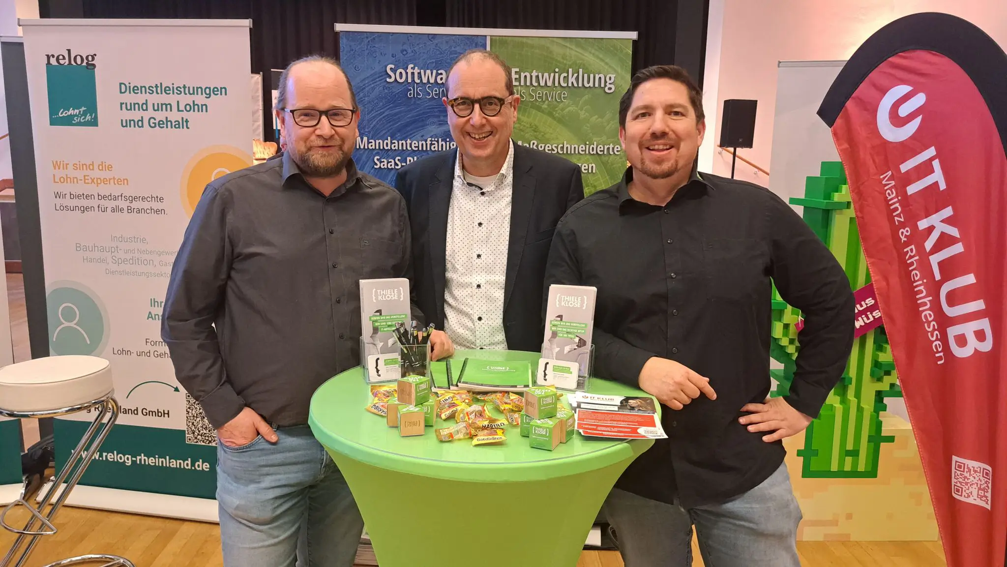 Der Stand von Thiele & Klose auf der KONEKT; zu sehen sind Janos Thiele und Rüdiger Klose zusammen mit Hans-Jürgen Schwarzer