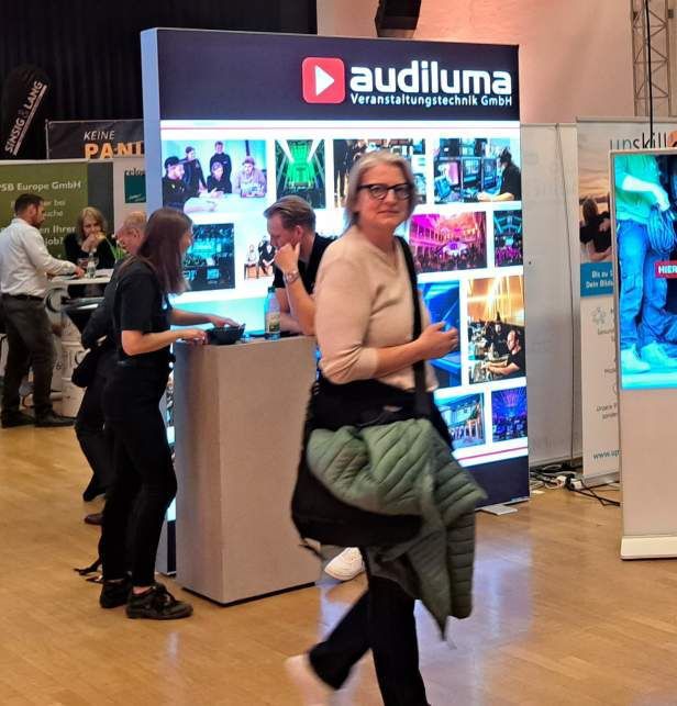 Auf der KONEKT; Gruppen von Menschen, die sich an Ständen informieren