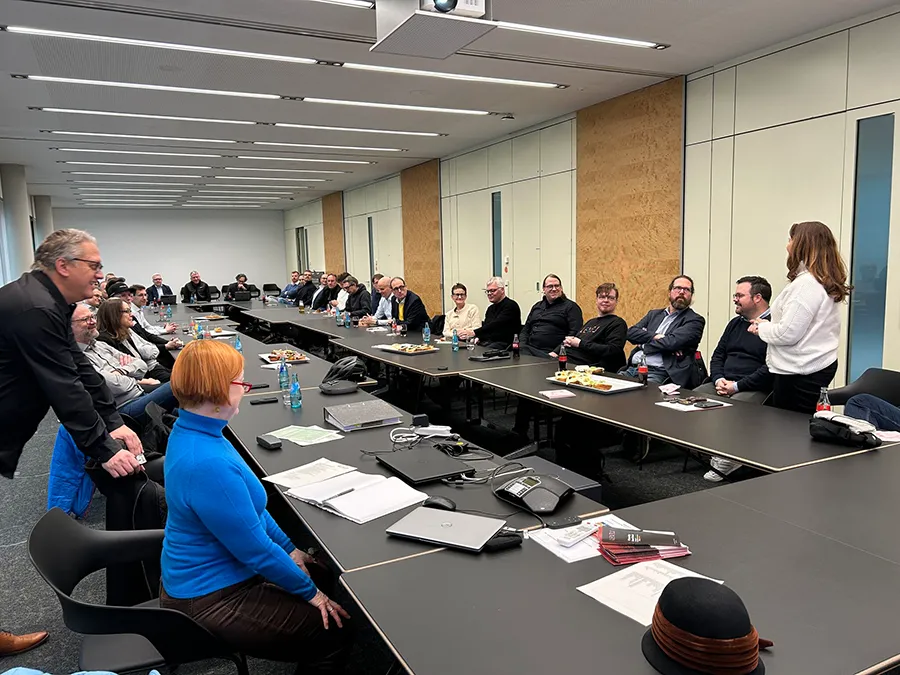 Mitglieder im Austausch in einem Sitzungsraum – Mitgliederversammlung des IT Klub