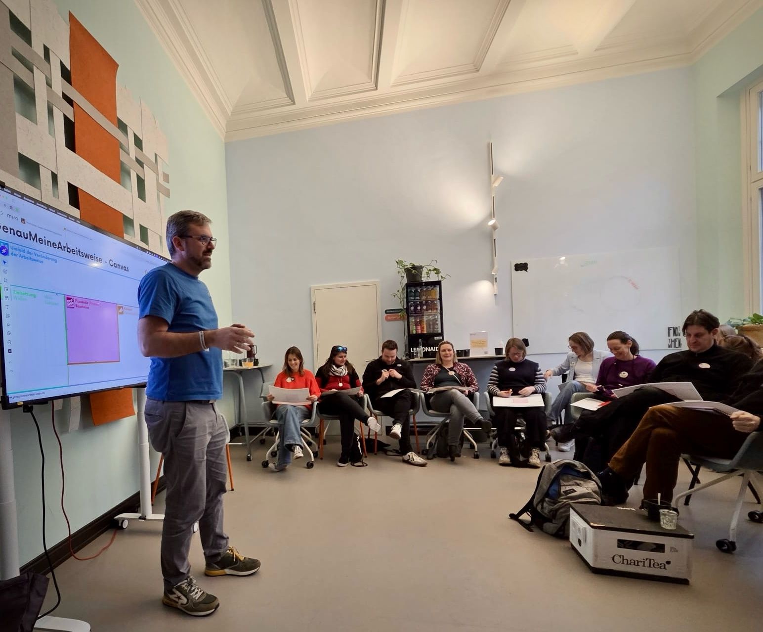 Barcamp-Atmosphäre mit Teilnehmenden im Austausch