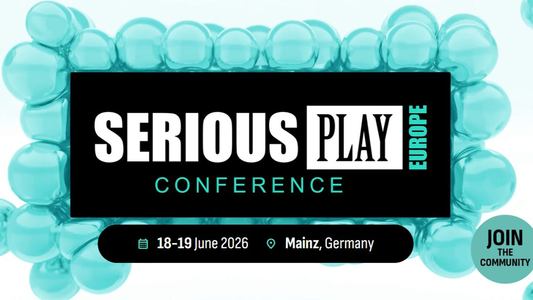 Konferenz-Setting mit Bühne und Publikum - © Serious Play Conference